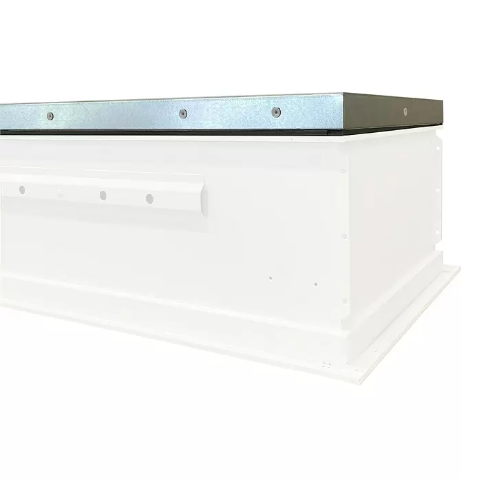 Wippro Bodentreppen-Oberdeckel HOD Eurostep - Isoliert, Manuell bedienbar, seitlich öffnend, Kette, Passend für: Wippro Bodentreppe Eurostep 120 × 70 cm - Weißes rechteckiges Gehäuse mit Metallabdeckung, verschraubt über einer dunklen Dichtung.