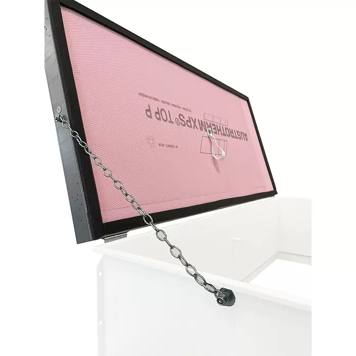 Wippro Bodentreppen-Oberdeckel HOD Eurostep - Isoliert, Manuell bedienbar, seitlich öffnend, Kette, Passend für: Wippro Bodentreppe Eurostep 120 × 70 cm - Geöffnete Revisionsklappe mit rosa Dämmung an der Deckelunterseite, mit Metallkette gesichert. Weißer Sockel sichtbar.