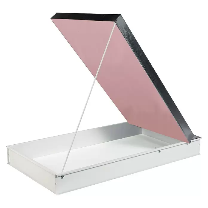 Wippro Bodentreppen-Oberdeckel HOD Eurostep Smart - Isoliert, Manuell bedienbar, nach hinten öffnend, Fixierstab, Passend für: Wippro Bodentreppe Eurostep Smart 130 × 70 cm - Geöffnete Dachluke mit rosafarbener Isolierklappe und weißem Rahmen.