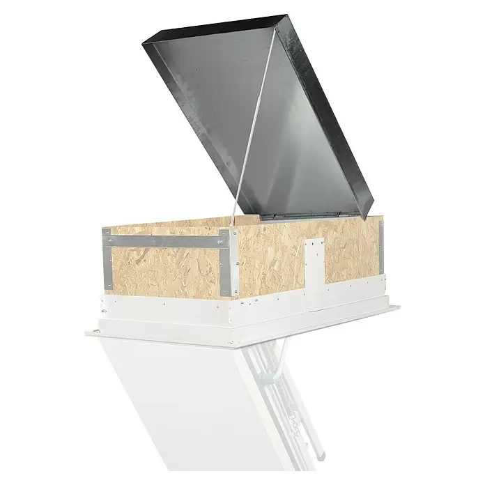 Wippro Bodentreppen-Oberdeckel HOD Isotec - Nicht isoliert, Manuell bedienbar, nach hinten öffnend, Fixierstab, Passend für: Wippro Bodentreppen Isotec, Isotec Luxe, Isotec 200, Klimatec 140 × 70 cm - Geöffnete Bodentreppenluke mit Metallabdeckung, Holzrahmen und weißem Sockel, die den Leiterklappmechanismus zeigt.