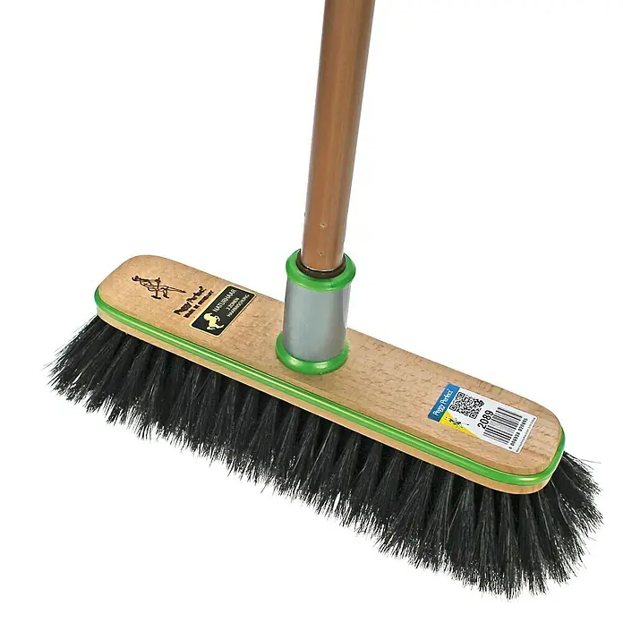Peggy Perfect goGreen Besen Greenline Hangup - Mit Teleskopstiel, Material Borsten: Rosshaar-Mischung, Material Stiel: Aluminium - Abbildung einer "Peggy Perfect" Kehrbürste mit Holzgriff und dunklen Borsten für den Haushalt.