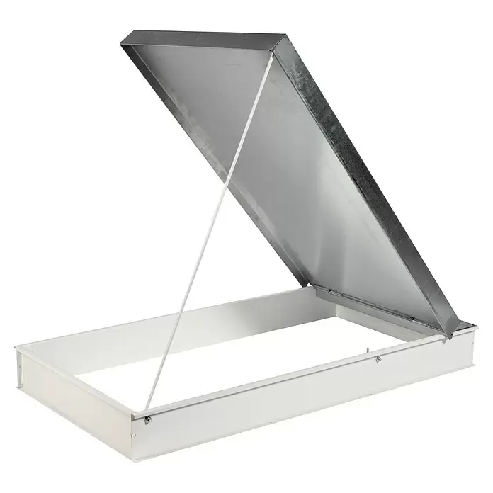 Wippro Bodentreppen-Oberdeckel HOD Eurostep Smart - Nicht isoliert, Manuell bedienbar, nach hinten öffnend, Fixierstab, Passend für: Wippro Bodentreppe Eurostep Smart 120 × 70 cm - Geöffnete Dachluke aus Metall mit weißem Rahmen und silbernem Deckel.
