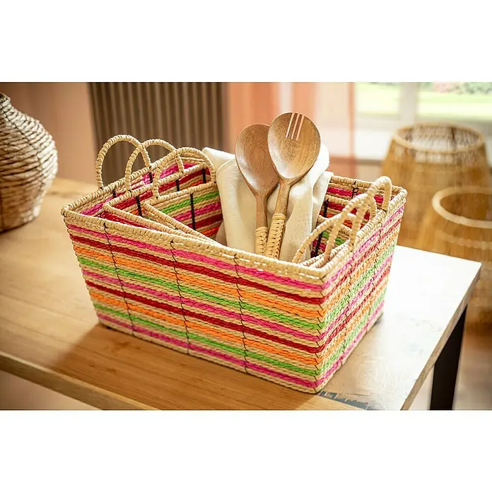 Korb - 36 x 36 x 17 cm, Bunt - Farbenfroher, gestreifter Korb mit Holzkochlöffeln auf einem Tisch. Praktische und stilvolle Aufbewahrung für Küchenutensilien.