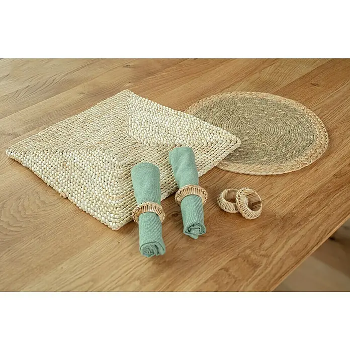 Tisch-Set - 38 x 38 cm, Natur - Tischdekoration mit einem quadratischen Platzset, einem runden Platzset, zwei Servietten mit Serviettenringen und zwei zusätzlichen Serviettenringen.
