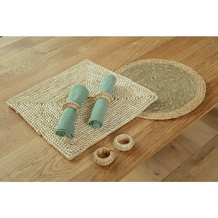 Tisch-Set - 38 x 38 cm, Natur - Tischdekoration mit quadratischen und runden Tischsets aus Naturfaser, grünen Stoffservietten und passenden Serviettenringen.