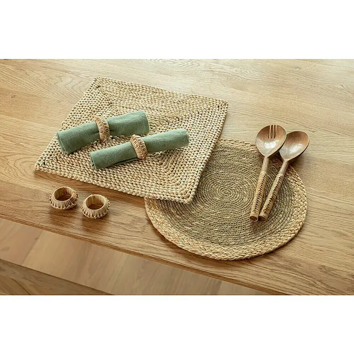 Tisch-Set - 38 x 38 cm, Natur - Tischdekoration mit quadratischem Platzset, runder Tischmatte, Serviettenringen und Salatbesteck auf einem Holztisch.