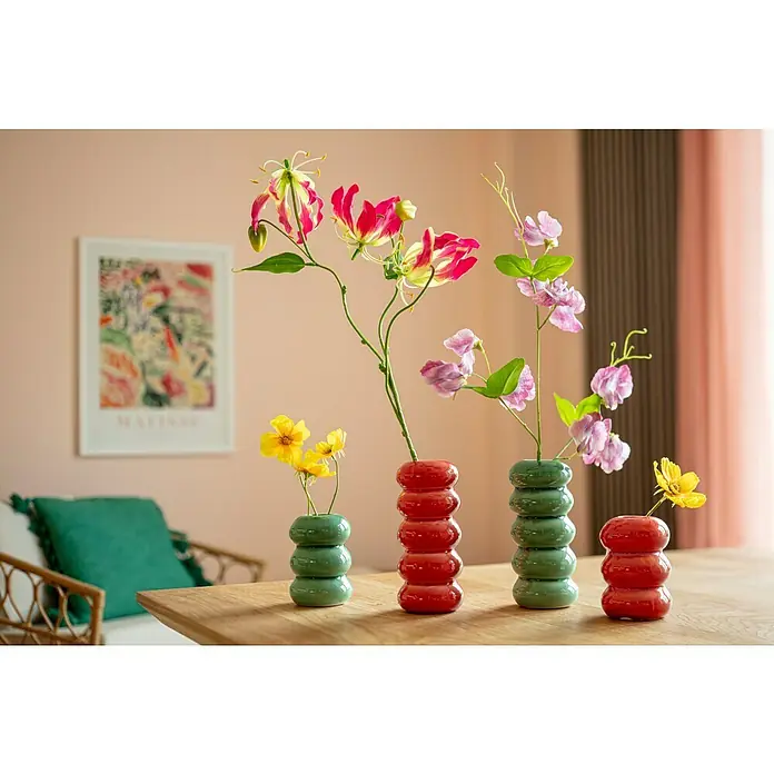 Vase Bubbles - Ø x H: 7 x 16 cm, Keramik, Grün - Vier Vasen in Rot und Grün auf einem Holztisch, jede mit einer anderen Blume, bringen Farbe in den Raum.