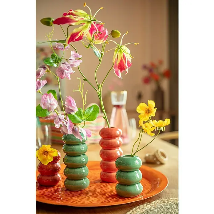Vase Bubbles - Ø x H: 7 x 16 cm, Keramik, Grün - Bunte Blumen in Vasen auf einem orangefarbenen Tablett. Die Keramikvasen in Kugelform sind ein echter Hingucker und setzen farbliche Akzente.