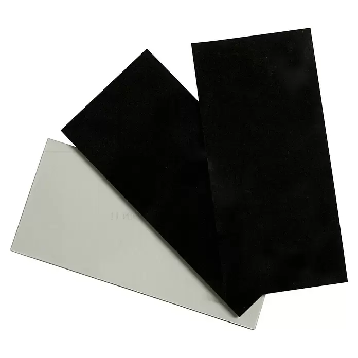 Güde Schweißerschutzglas - B x L: 51 x 108 mm, 3 -tlg. - Drei überlappende rechteckige Karten, eine hellgrau und zwei schwarz.