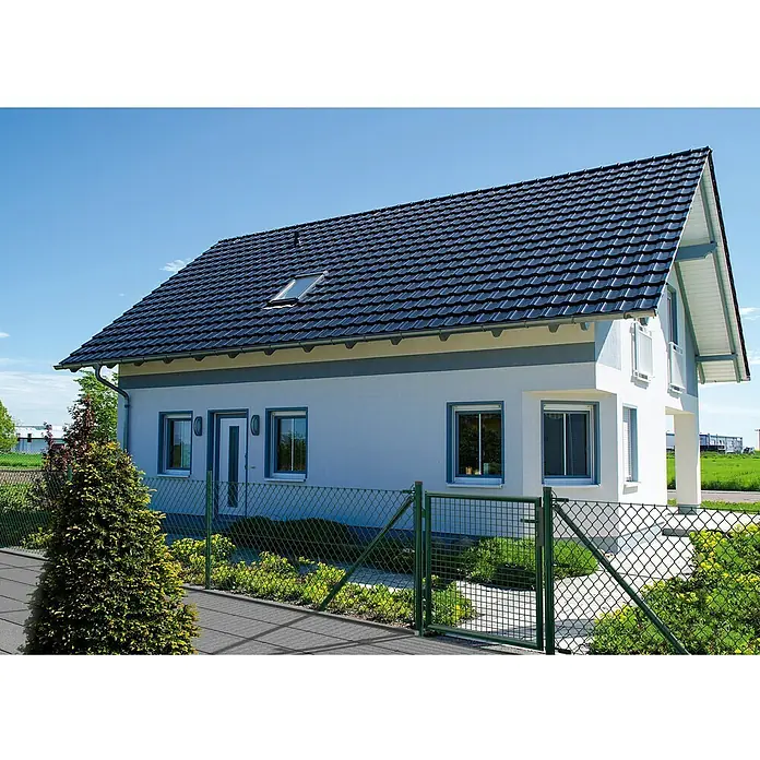 Hadra Maschendrahtzaun-Set - 25 x 1,5 m, Drahtstärke: 2,8 mm, Grün, Beschichtet - Das Bild zeigt ein Haus mit einem dunklen Ziegeldach und einem grünen Zaun im Vordergrund. Der blaue Himmel bildet einen schönen Kontrast.