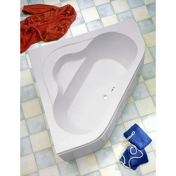 Ottofond Eckbadewanne Valletta - L x B: 140 x 140 cm, Sanitäracryl, Weiß - Dieses Bild zeigt eine moderne, weiße Eckbadewanne mit dazugehörigen Handtüchern auf einem gefliesten Badezimmerboden.