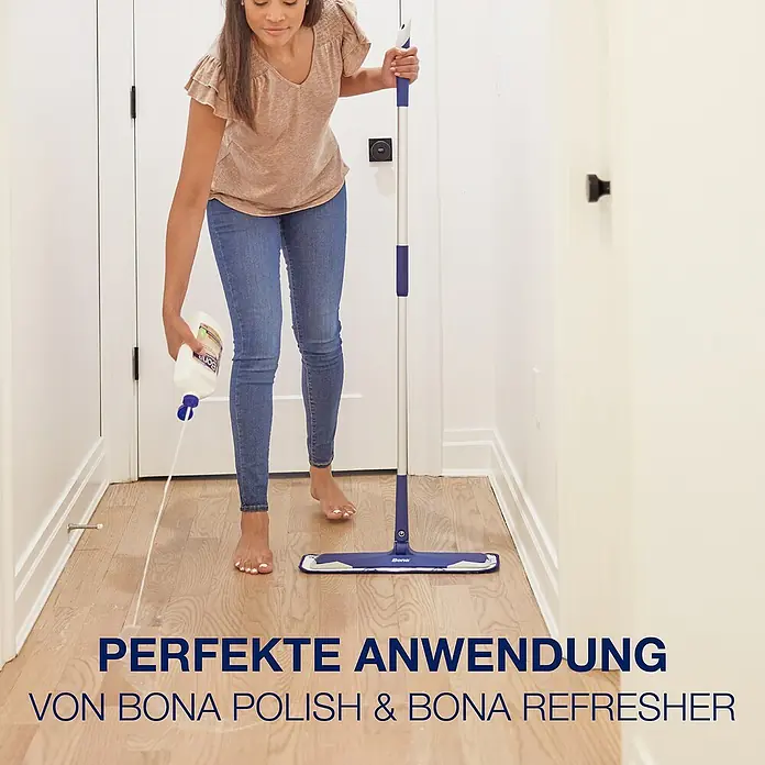 Bona Mikrofaser-Reinigungspad Intensivpflegepad - Passend für: Bona Mop-System - Eine Frau verwendet Bona Polish und Bona Refresher mit einem Bona Wischmopp für eine perfekte Anwendung auf Holzböden.