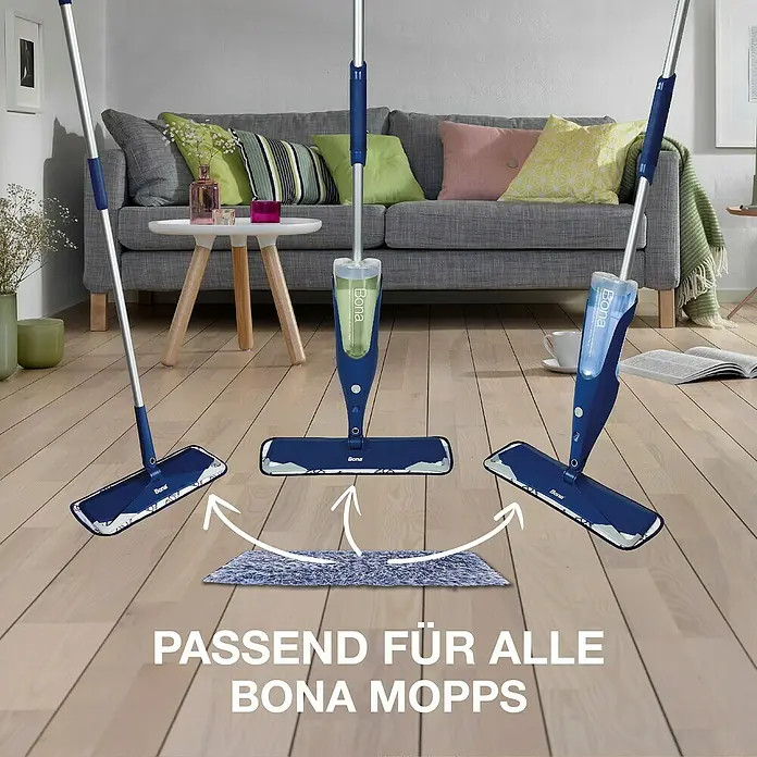 Bona Mikrofaser-Staubpad - Mikrofaser, Waschbar - Drei Bona-Mopps mit blauem Moppkopf und silbernem Griff stehen auf einem Holzboden mit der Aufschrift "Passend für alle Bona Mopps".