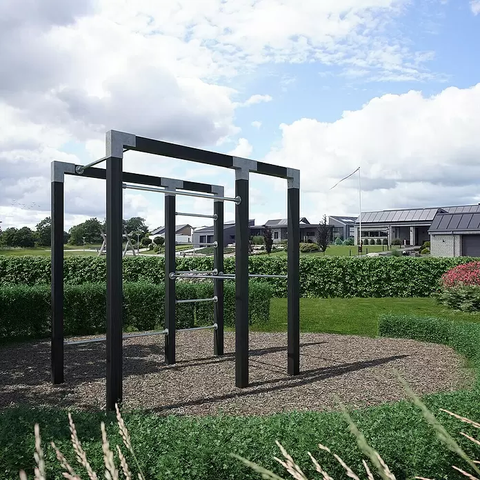 Klettergerüst - 210 x 138 x 220 cm, Holz, Natur - Outdoor-Calisthenics-Station mit schwarzen Holzpfosten und silbernen Metallstangen auf Rindenmulch in Grünanlage.