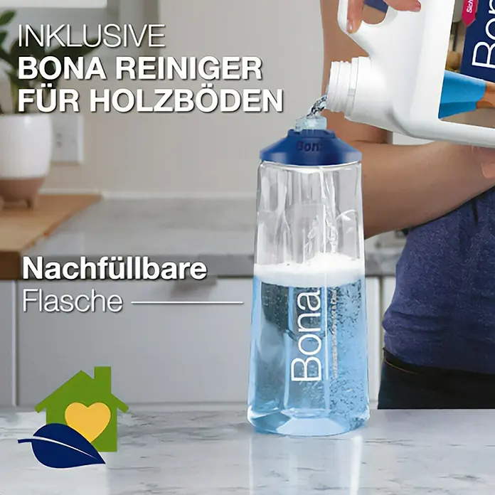 Bona Spray Mop Premium für Holzfußböden - Mikrofaser, 1 x Bona Spray Mop, 1 x Bona Spray Mop Refiller (Kartusche), 1 x Bona Mikrofaser-Reinigungspad - Eine Person füllt eine Bona Sprühflasche mit blauem Holzbodenreiniger nach. Die Flasche ist nachfüllbar.