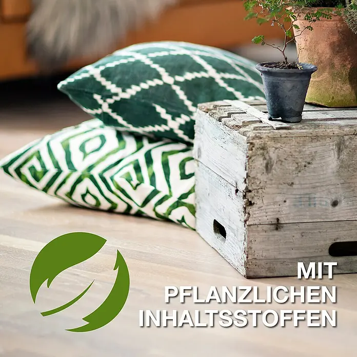 Bona Bodenreiniger Reiniger für geölte Böden - 1 l, Flasche mit Sprühkopf - Nachhaltige Produkte mit pflanzlichen Inhaltsstoffen, dargestellt mit grünen Kissen und Pflanzen.
