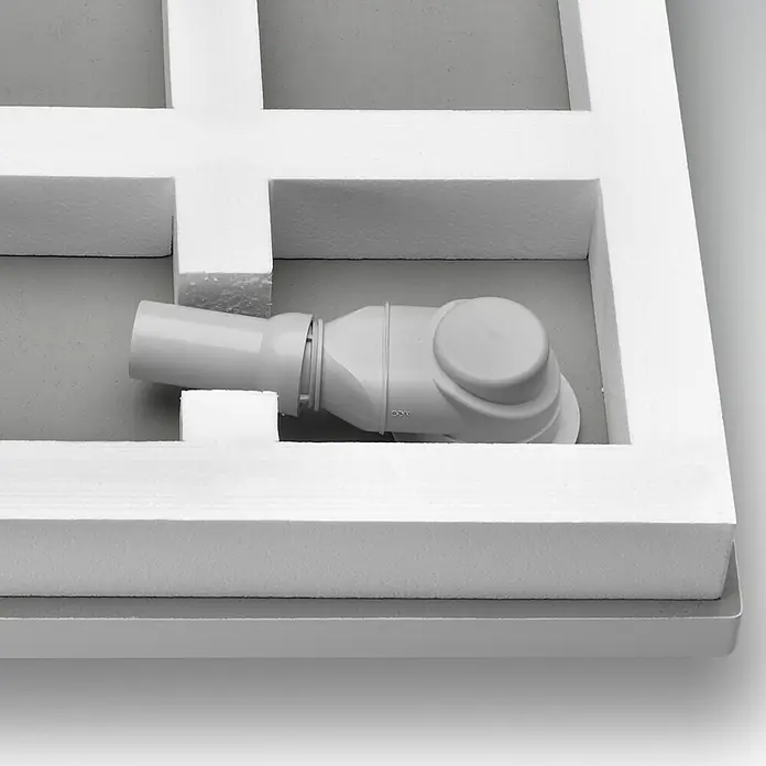 Ottofond DuschwannenablaufDurchmesser Abdeckung: 50 mm, Passend für: Ottofond Duschwannen Rosario/Springs/Liberia/Plano-Q/Plano-R/Plano-VK - Nahaufnahme eines grauen Siphons, eingebettet in eine weiße Styroporverpackung, die ihn während des Transports schützt.