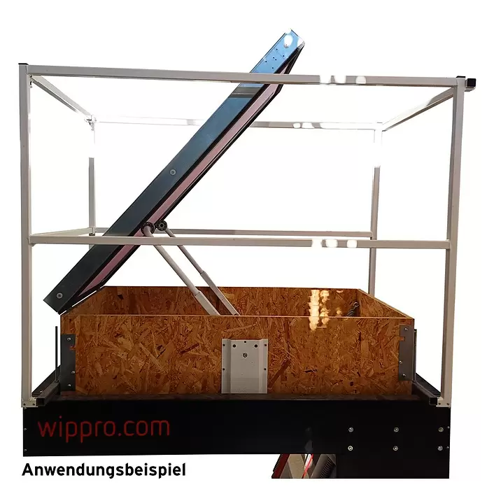 Wippro Lukenschutzgeländer - Passend für: Wippro Bodentreppen 120 × 60 cm - Demonstrator für Hubmechanismus: Metallrahmen, Holzsockel, abgewinkelte Platte, weiße Stützstreben.