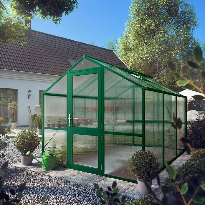 KGT Gewächshaus Rose III - Außenmaß inkl. Dachüberstand (B x T): 233 x 323 cm, 10 mm, Moosgrün - Ein grünes Gewächshaus mit transparenten Wänden steht in einem gepflegten Garten. Perfekt für den Anbau eigener Pflanzen und Gemüse.