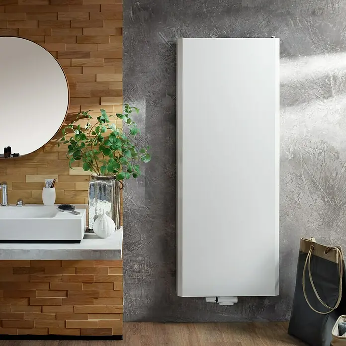 Planheizkörper - B x H: 600 x 2.000 mm, Wärmeleistung bei Vorlauftemperatur von 75 °C (D: 50): 2.220 W, Typ Heizkörper: 22 - Modernes Badezimmer mit weißem Heizkörper. Der schlichte, vertikale Heizkörper fügt sich elegant in das Design ein und sorgt für Wärme.