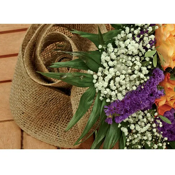 Floraworld Classic Jutegewebeband - Natur, 300 x 6 cm - Nahaufnahme eines rustikalen Blumenstraußes mit Juteband, der die Schönheit der Natur mit dekorativer Textur vereint.
