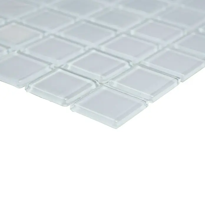 Mosaikfliese Quadrat Crystal Uni CM 4021 - 32,7 x 30,2 cm, Hellgrau, Glänzend - Nahaufnahme von quadratischen, weißen Glasmosaikfliesen, die eine elegante und moderne Oberfläche für Badezimmer oder Küchenrückwände bieten.