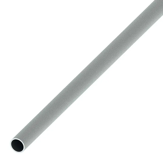 Kantoflex Rundrohr - Ø x L: 10 x 1.000 mm, Chrom-Optik, Eloxiert - Nahaufnahme eines silbernen Aluminiumrohrs, das sich diagonal über einen weißen Hintergrund erstreckt und dessen hohles Ende sichtbar ist.