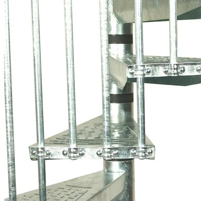 Minka Außentreppe Rondo Zink Plus - Durchmesser: 160 cm, Geschosshöhe: 300 cm, Anzahl Steigungen: 13 Stk. - Nahaufnahme einer Wendeltreppe aus Metall mit Geländerstäben und perforierten Stufen vor einem weißen Hintergrund.