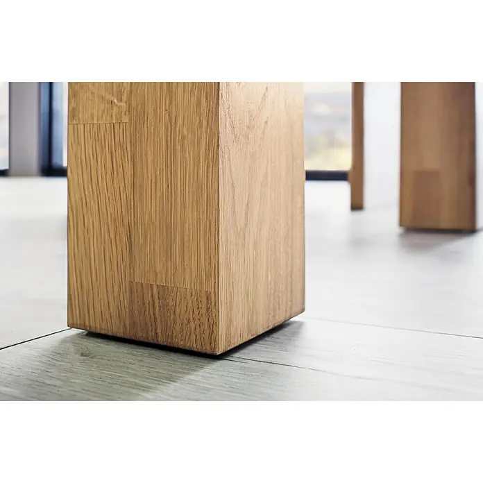 Exclusivholz Aspen Tischfüße - Eiche, 110 x 10 x 10 cm, 2 Stk. - Nahaufnahme eines robusten Tischbeins aus Eichenholz, das die natürliche Maserung und Stabilität des Möbels betont.