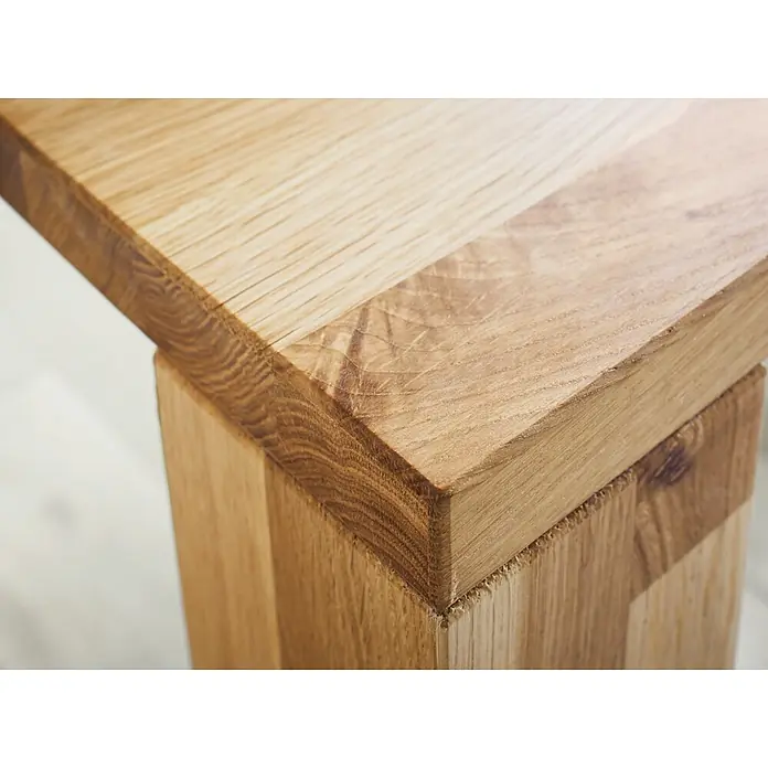 Exclusivholz Aspen Bankplatte - Eiche, 200 x 45 x 3,2 cm - Nahaufnahme eines Tisches aus hellem Holz, der die natürliche Maserung und Verarbeitung des Holzes hervorhebt.