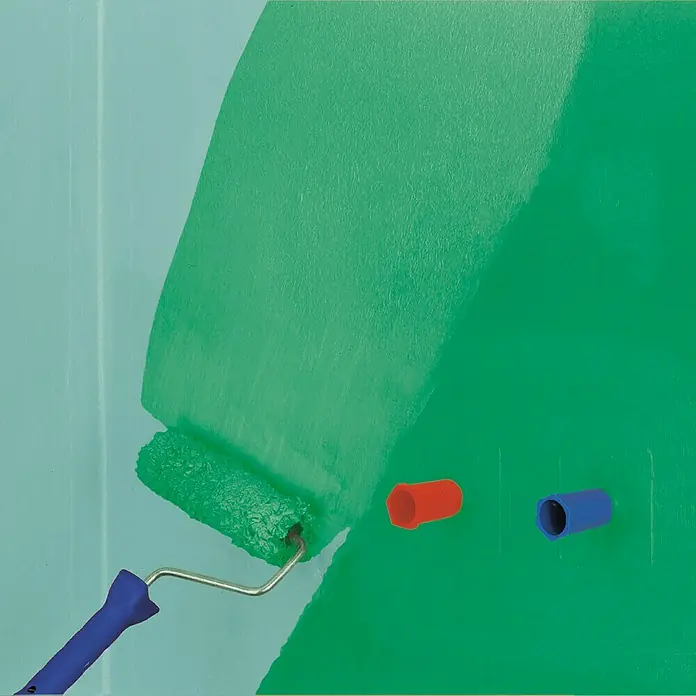 Probau eco Duschdicht-Set - 3 -tlg. - Eine Wand wird mit einem grünen Farbroller gestrichen. Farbroller mit blauem Griff für Wandgestaltung und Renovierung.