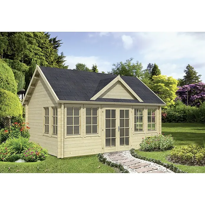 Bitumendachbahn KSK Plus - Schwarz, 5 x 0,33 m, Selbstklebend, Rechteckig - Hölzernes Gartenhaus mit dunklem Dach und vielen Fenstern, umgeben von einem gepflegten Garten. Einladender Rückzugsort im Grünen.