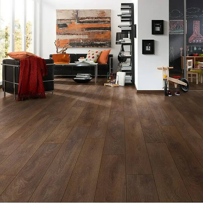 LOGOCLIC Ambienta Laminatmuster Eiche Oriolo - 296 x 195 x 1 mm, Landhausdiele - Einladendes Wohnzimmer mit markantem Laminatboden in dunklem Holzton, der Wärme und Eleganz ausstrahlt und den Raum optisch aufwertet.