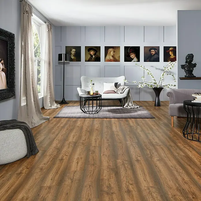 LOGOCLIC Laminatmuster Vinto Eiche Bergamo - 296 x 195 x 1 mm, Landhausdiele - Elegantes Wohnzimmer mit Holzboden. Der warme Farbton des Bodens harmoniert perfekt mit der Einrichtung und schafft eine einladende Atmosphäre.
