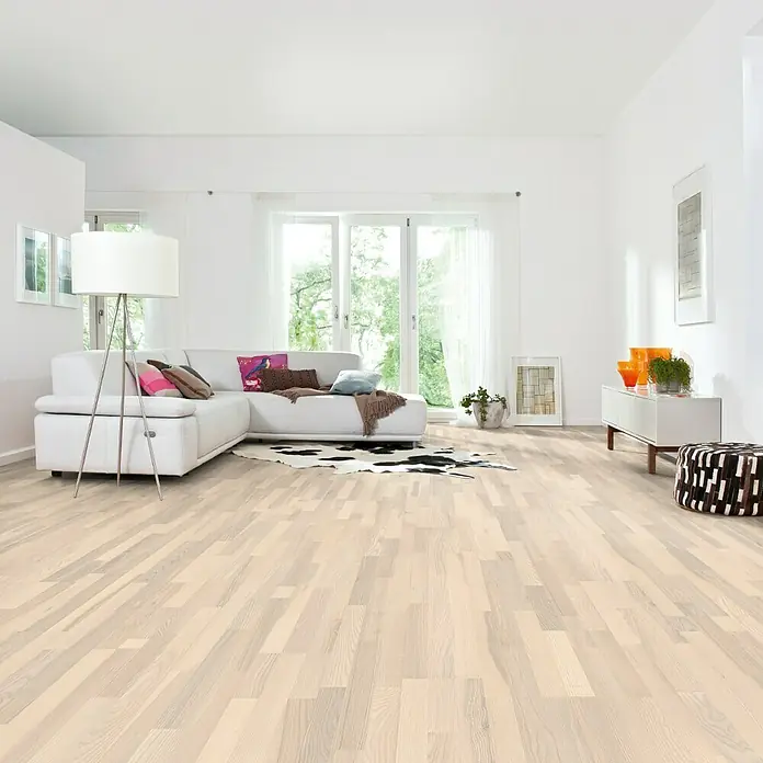 Living by Haro Parkettmuster Esche Weiß - 290 x 180 x 12 mm, Schiffsboden - Helles, modernes Wohnzimmer mit einem hellen Holzfußboden, der dem Raum eine warme und einladende Atmosphäre verleiht.