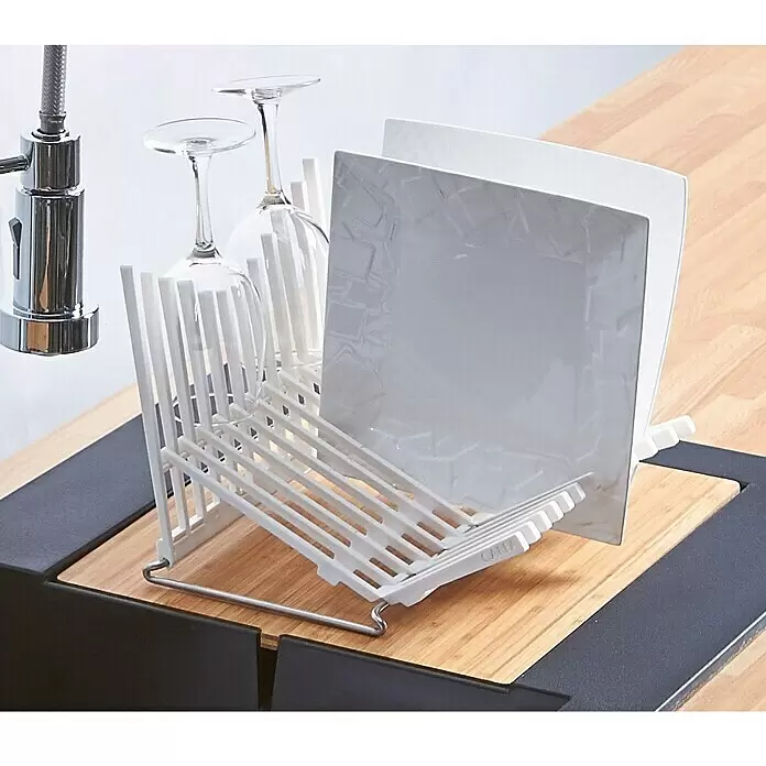 Carea Fregadero encastrable Katla - 98 x 50 cm, Negro - Escurridor de platos blanco de plástico con base metálica, secando copas y platos sobre un fregadero oscuro.