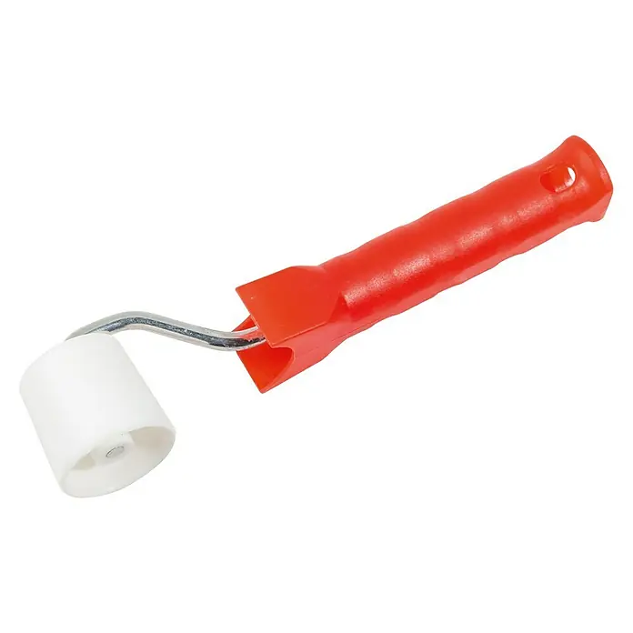 swingcolor Tapeten-Eckennaht-Roller - Breite Rolle: 50 mm, Durchmesser Rolle: 35 mm, Konische Form - Nahaufnahme einer Farbwalze mit rotem Griff und weißem Zylinder vor schwarzem Hintergrund.