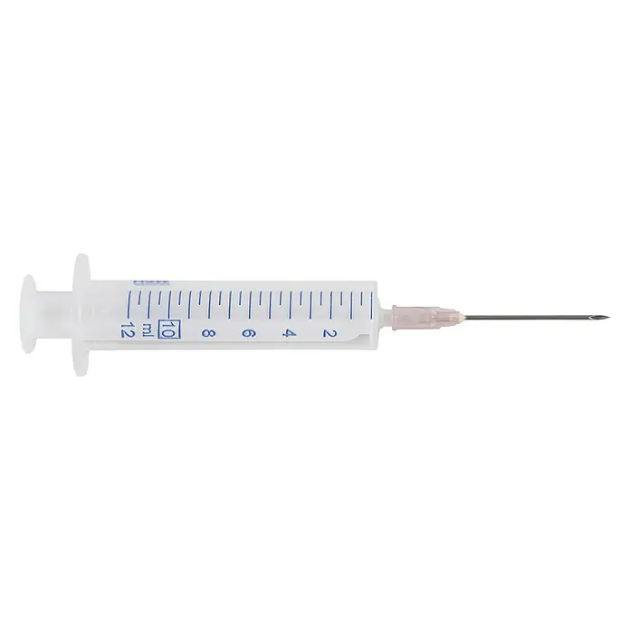 swingcolor Kleisterspritze12 ml - Injektionsspritze: Eine weiße medizinische Spritze mit einer transparenten Nadel auf schwarzem Hintergrund für medizinische Zwecke.