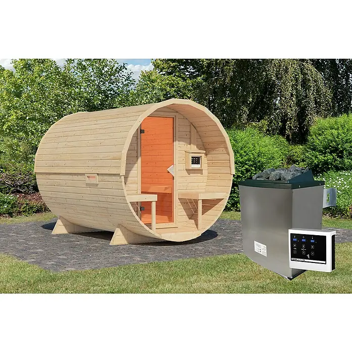 Karibu Fasssauna - L x B x H: 295 x 225 x 229 cm, 9 kW Saunaofen mit externer Steuerung, Anzahl Liegen: 2 Stk. - Ein Fass-Sauna-Set mit Ofen steht im Freien und lädt zum Entspannen ein. Das Set bietet ein besonderes Saunaerlebnis für zu Hause.