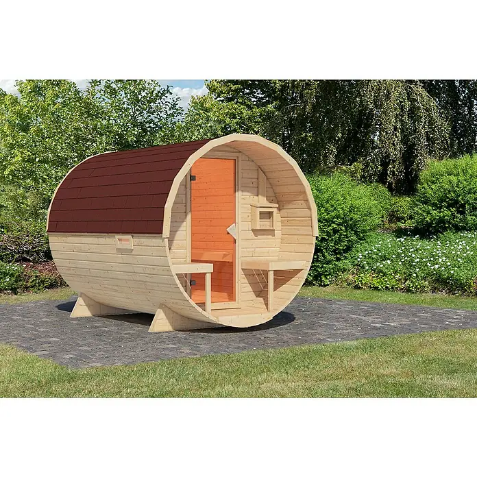 Karibu Fasssauna - L x B x H: 295 x 225 x 229 cm, Ohne Ofen, Mit roten Dachschindeln - Freistehende Fasssauna im Garten. Die Sauna ist aus hellem Holz gefertigt und hat ein rotes Dach. Der Eingangsbereich ist offen gestaltet.