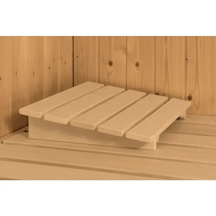 Karibu Elementsauna Mulilo - 9 kW Saunaofen mit integrierter Steuerung, L x B x H: 196 x 231 x 198 cm - Holzhocker für Sauna mit Holzlatten. Der Hocker ist aus hellem Holz gefertigt und steht auf einer Holzbank in einer Sauna.