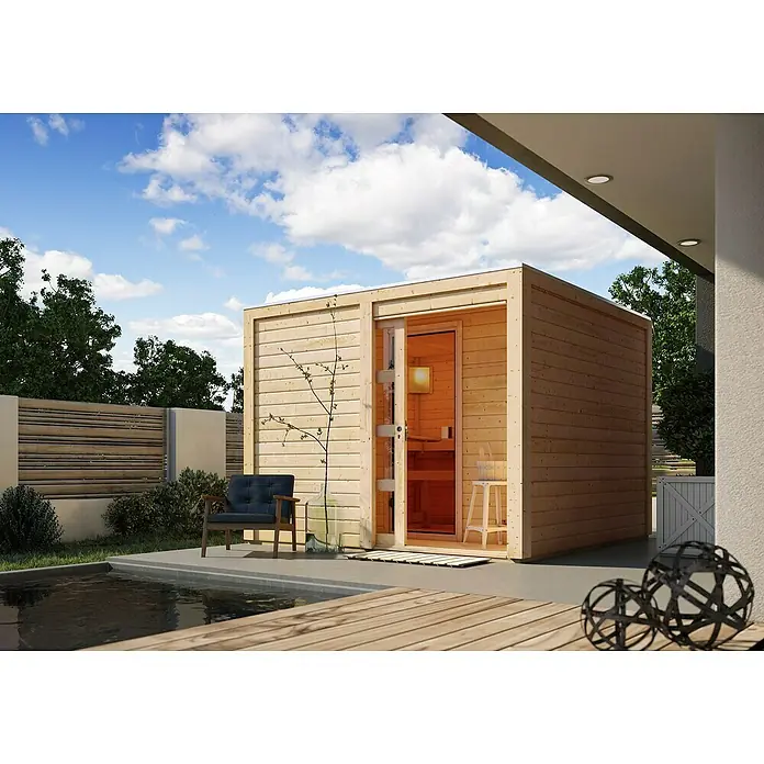 Karibu Saunahaus Cuben - Ohne Ofen, Naturbelassen, L x B x H: 276 x 276 x 210 cm - Ein modernes Holzsaunahaus mit Glasfront neben einem Pool, umgeben von Grün. Ideal für Entspannung im Freien.