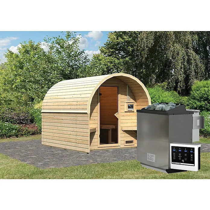 Karibu Fasssauna - L x B x H: 295 x 219 x 229 cm, 9 kW Bio-Saunaofen mit externer Steuerung - Diese Aufnahme zeigt eine Fasssauna aus Holz mit Ofen und Steinen im Außenbereich. Ideal für entspannende Momente.