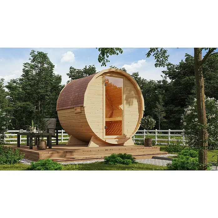 Karibu Fasssauna - L x B x H: 175 x 225 x 229 cm, Ohne Ofen, Mit roten Dachschindeln - Ein freistehendes Fass Sauna-Modell im Außenbereich, auf einer Holzterrasse mit Tisch und Stuhl. Naturholz, abgerundetes Design mit Glasfront.