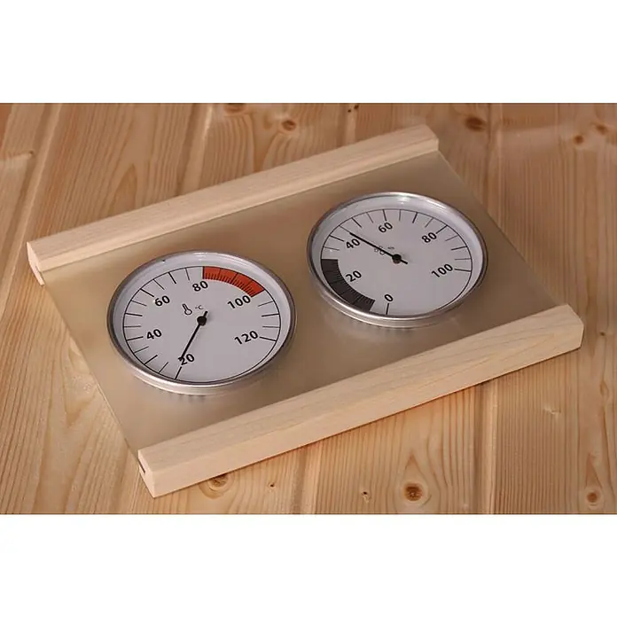 Karibu Elementsauna Gibeon9 kW Bio-Saunaofen mit externer Steuerung, L x B x H: 196 x 196 x 198 cm - Nahaufnahme eines Sauna-Hygrothermometers auf einem Holzuntergrund, das Temperatur und Luftfeuchtigkeit anzeigt.