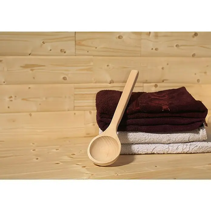 Karibu Elementsauna Mulilo - 9 kW Saunaofen mit integrierter Steuerung, L x B x H: 196 x 231 x 198 cm - Sauna-Set mit Holzlöffel und gestapelten Handtüchern in sanften Farben vor einer hellen Holzvertäfelung.