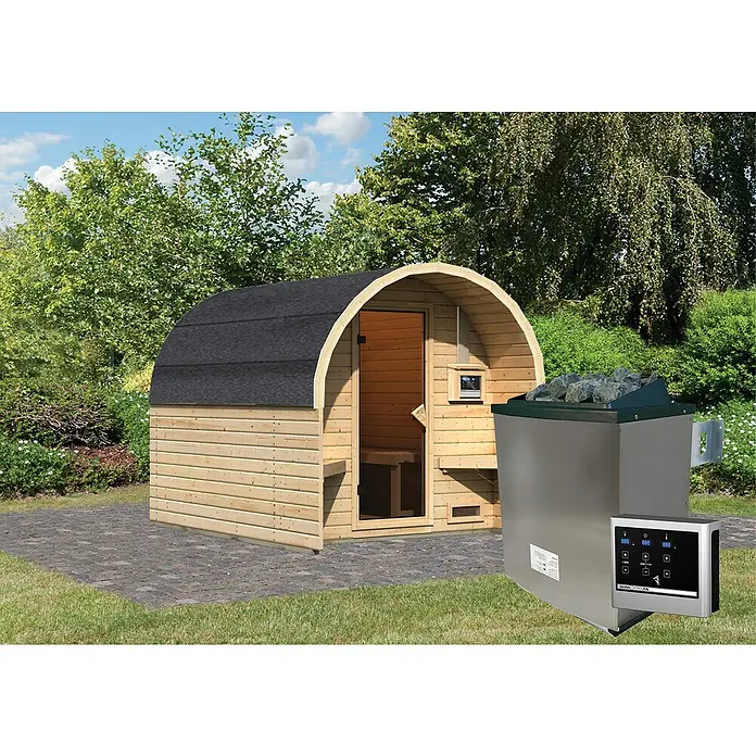 Karibu Fasssauna - L x B x H: 295 x 219 x 229 cm, 9 kW Saunaofen mit externer Steuerung - Diese Aufnahme zeigt eine Sauna im Freien mit einem Holzofen und Steinen. Die Sauna hat eine abgerundete Form und eine Tür.