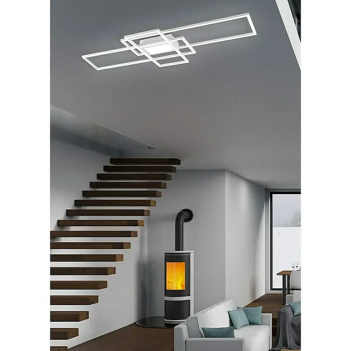 Trio Leuchten LED-Deckenleuchte Irvine - 60 W, L x B x H: 42 x 105 x 6,5 cm, Weiß, Mehrfarbig - Elegante, moderne Deckenleuchte mit geometrischem Design. Die weiße Leuchte erhellt einen Raum mit Treppe und Kamin, der eine warme Atmosphäre schafft.