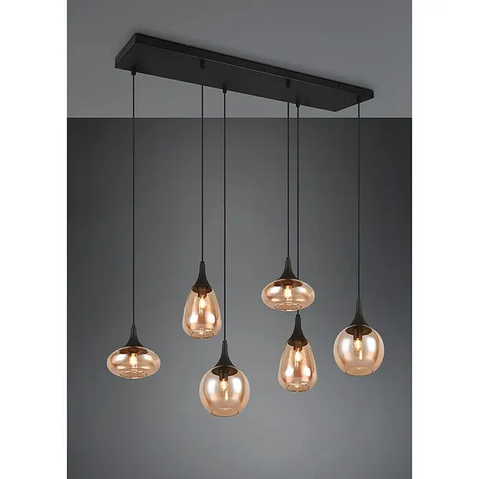 Trio Leuchten Lumina Pendelleuchte - 6 Stk., 240 W, L x B x H: 34,5 x 93,8 x 150 cm, Amber, Schwarz, E14 - Hängeleuchte mit sechs bernsteinfarbenen Glasschirmen und einem schwarzen, rechteckigen Baldachin, die ein warmes Licht ausstrahlt.
