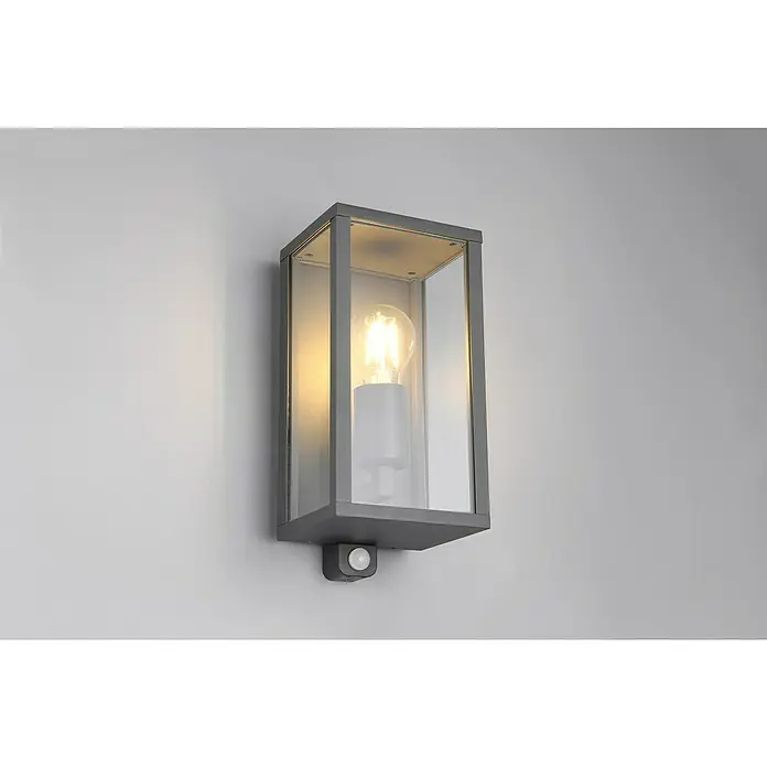 Trio Leuchten Garonne Außenwandleuchte - 60 W, L x B x H: 13,5 x 14 x 29 cm, Anthrazit, IP44, Mit Bewegungsmelder - Eine graue, rechteckige Außenwandleuchte mit Bewegungsmelder und einer klaren Glühbirne im Inneren. Ideal für stilvolle Beleuchtung im Freien.
